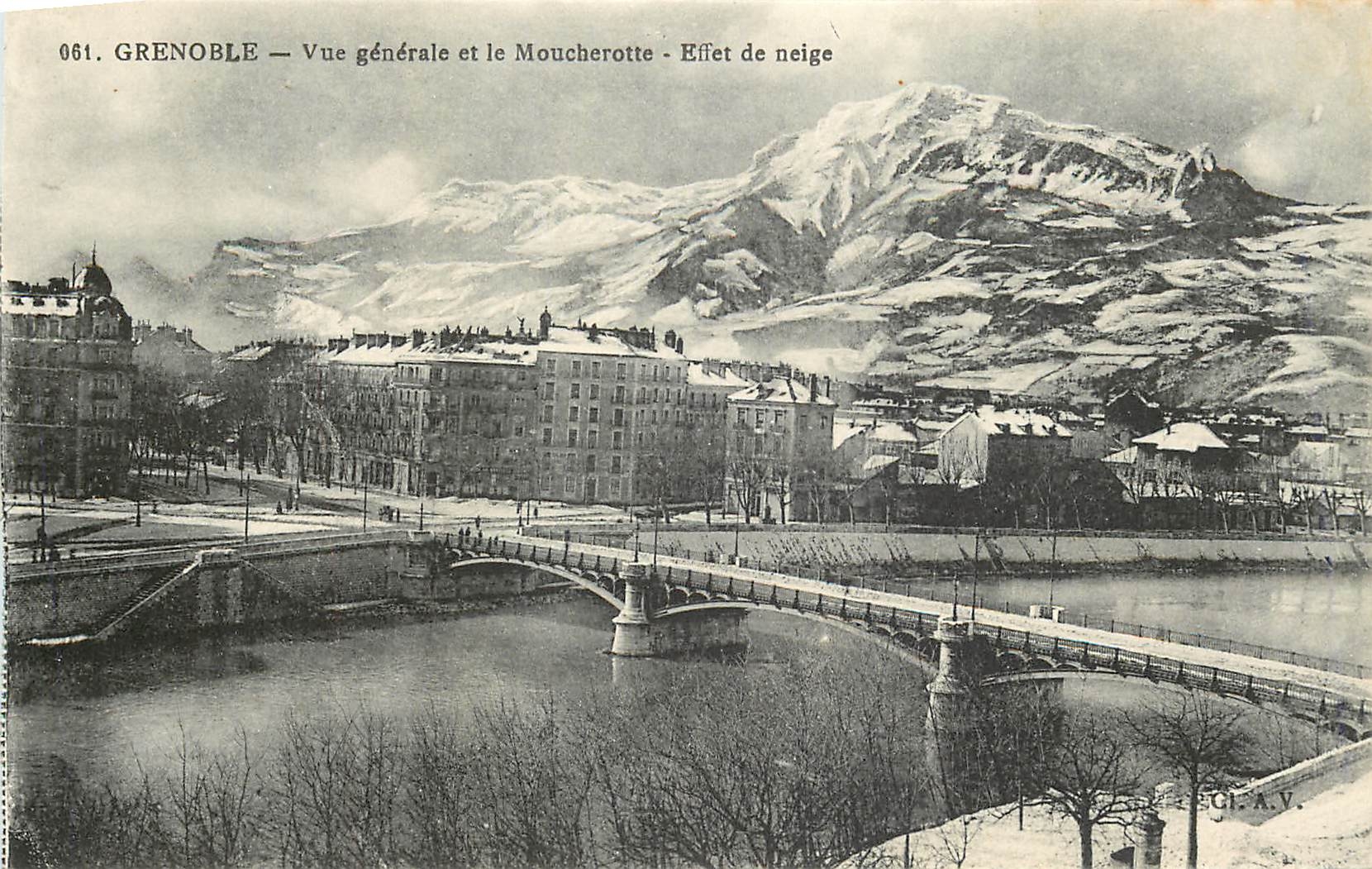 CPA Grenoble Vue generale et le Moucherotte Effet de neige