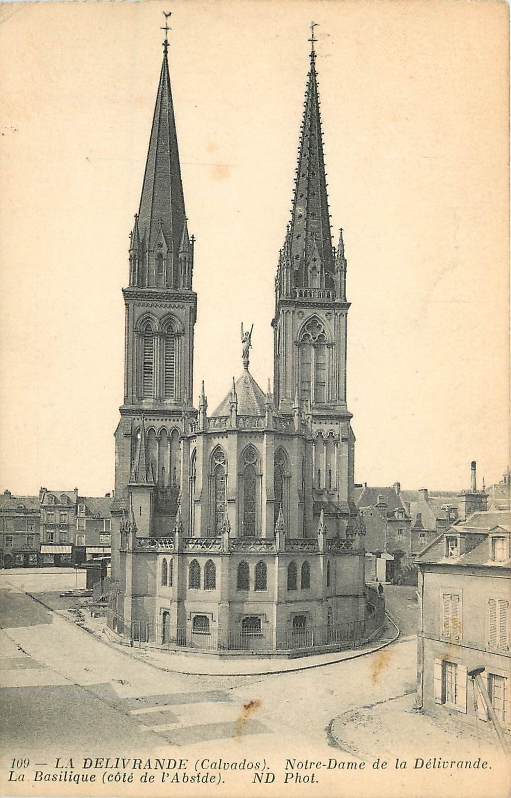 CPA la Delivrande (Calvados) N D de la Delivrande la Basilique (Cote de l'Abside) Cachet Hopital Dep