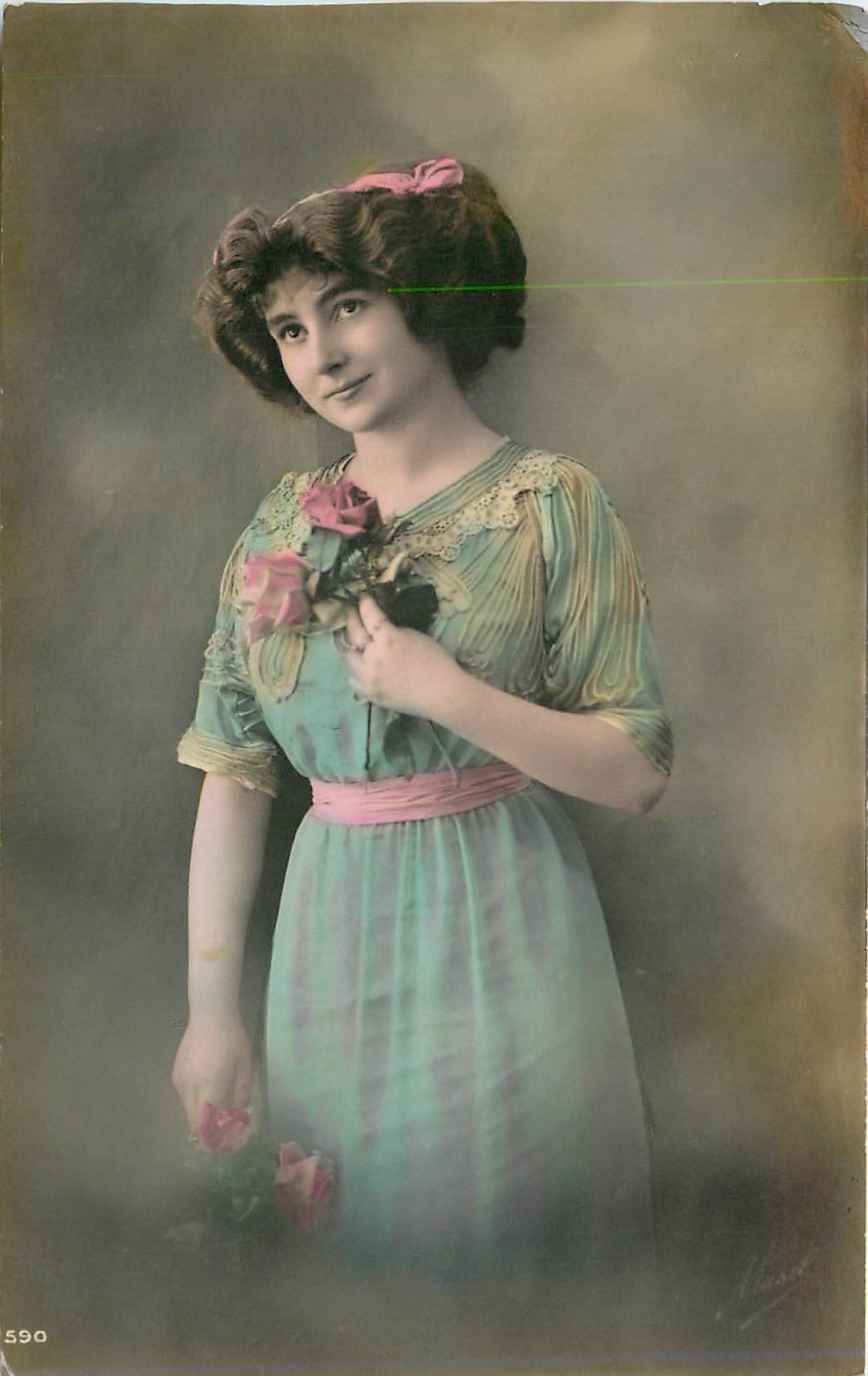 Jeune femme en robe verte tenant des roses — série 590 — éditeur non identifié