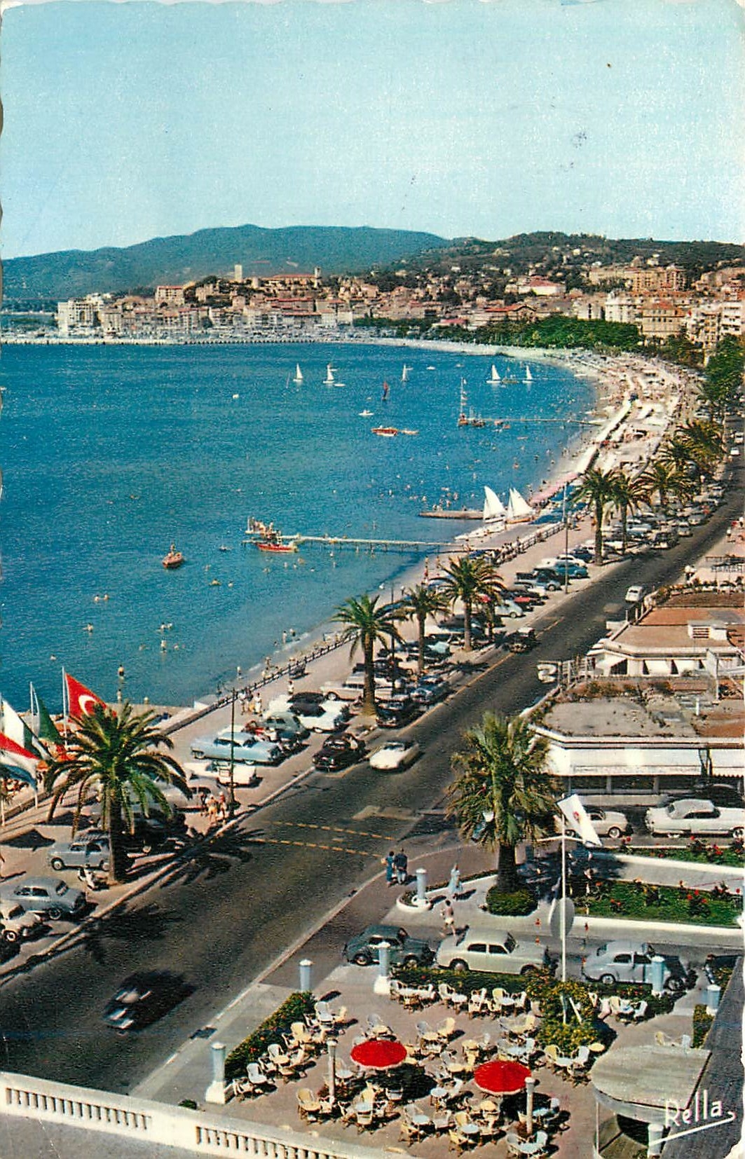 CPM La Cote d'Azur Cannes (A M) La Croisette et le Suquet au premiet plan la terrasse du Martinez