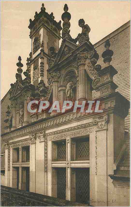 Femines — Façade ornée d'un fronton sculpté — L.L. (éditeur)