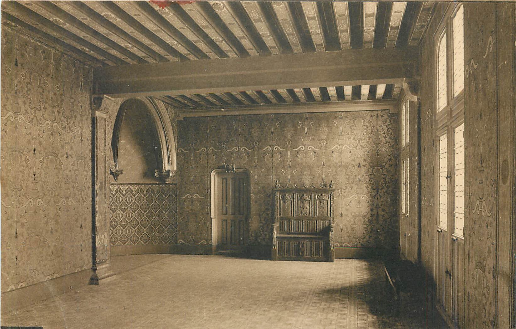 Intérieur d'un château — Salle à décor de boiseries et de plafond à poutres — Carte postale de luxe