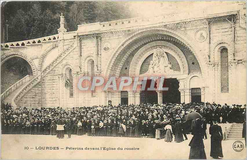CPA Lourdes Pelerins devant l'Eglise du Rosaire 