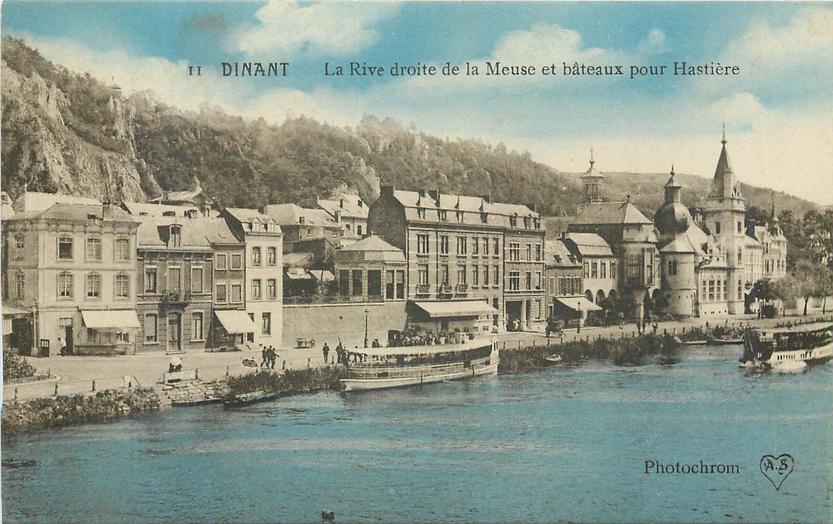 CPA Dinant La Rive droite de la Meuse et Bateaux pour Hastiere 
