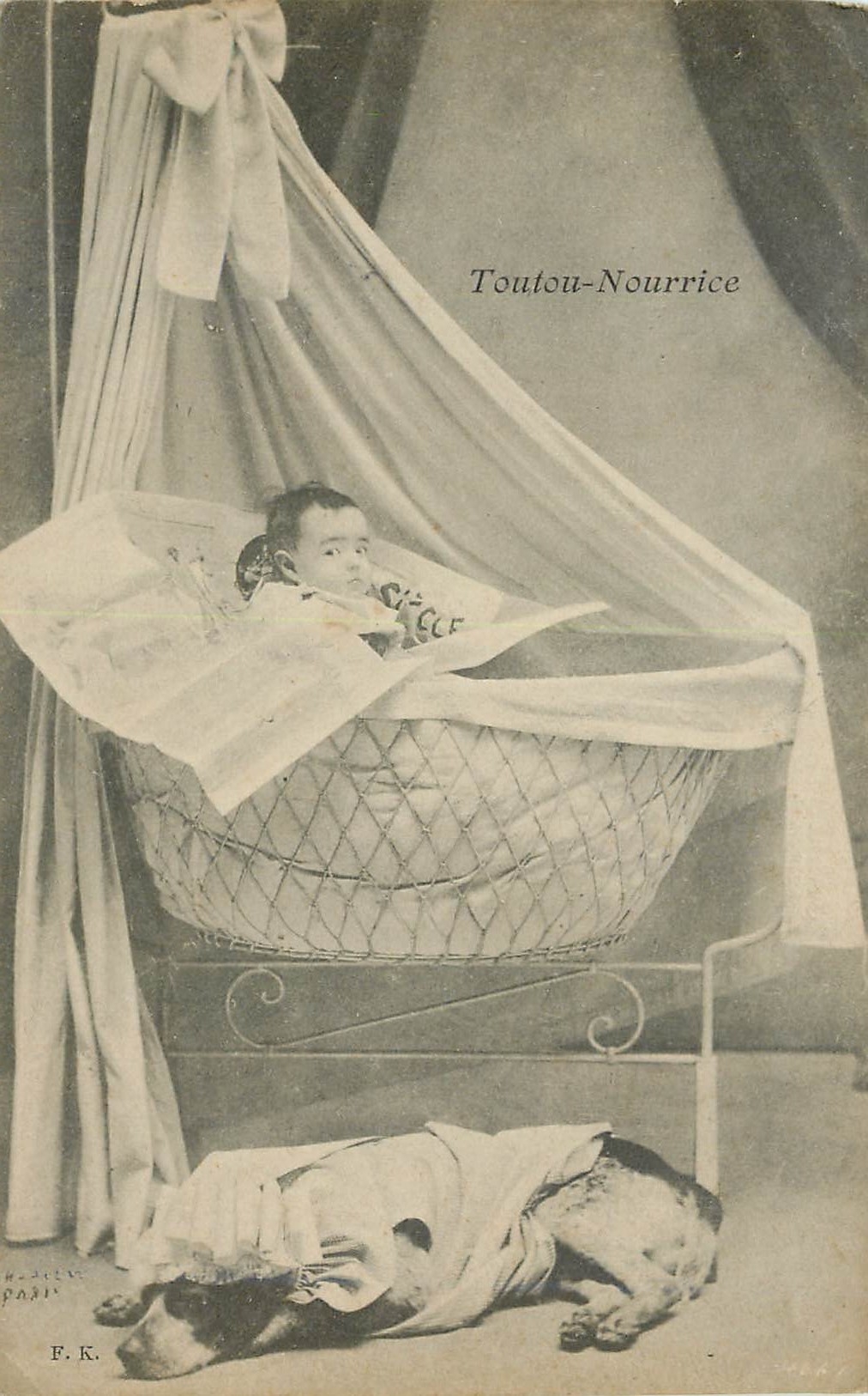 CPA Touton Nourrice Enfant Chien