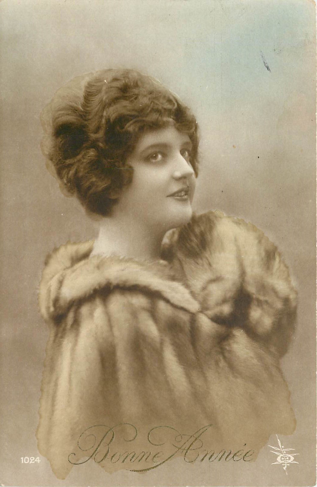 CPA Bonne Annee Femme Fourure