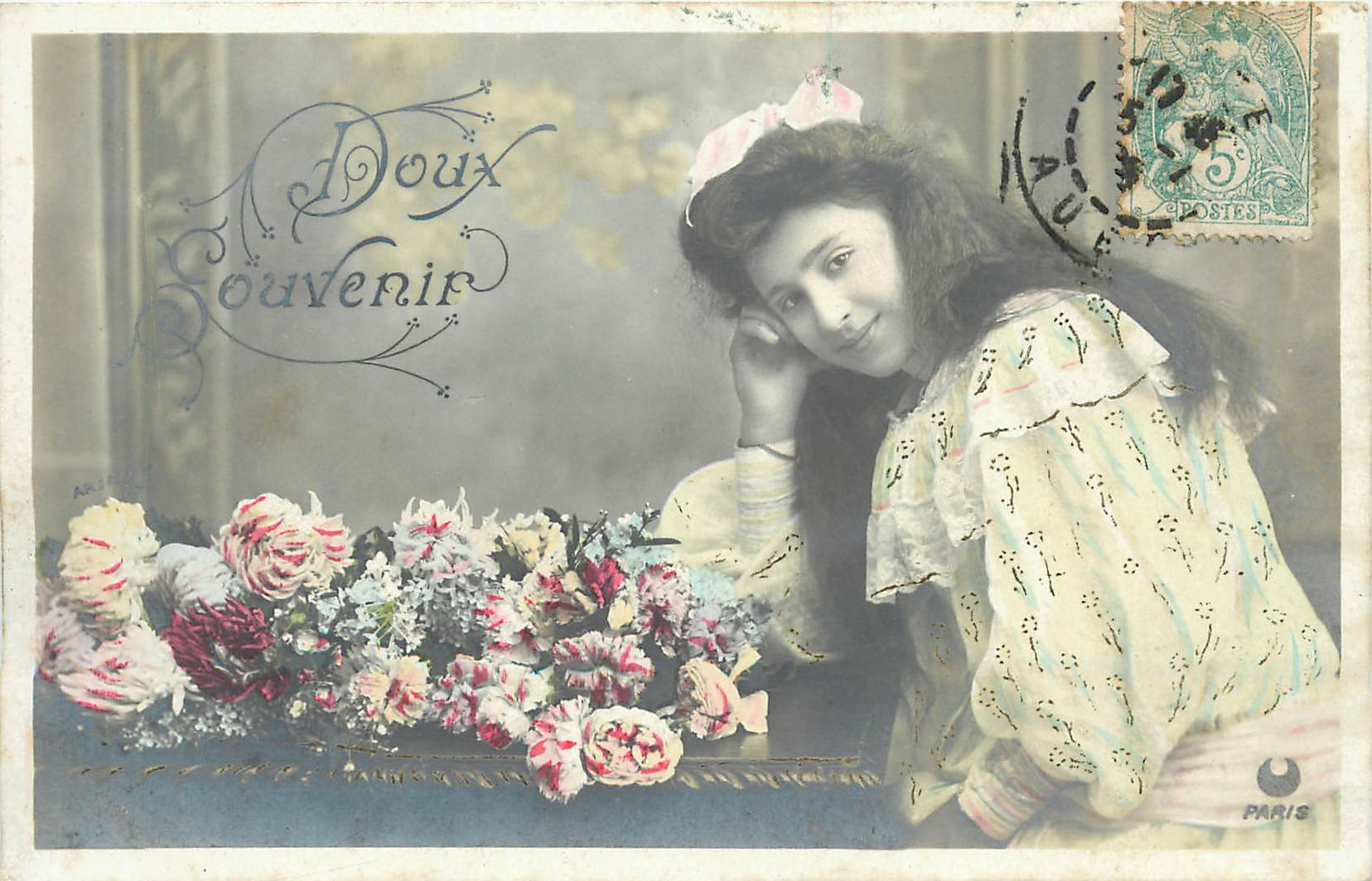Jeune femme à côté de fleurs — Doux Souvenir — Paris - Recto