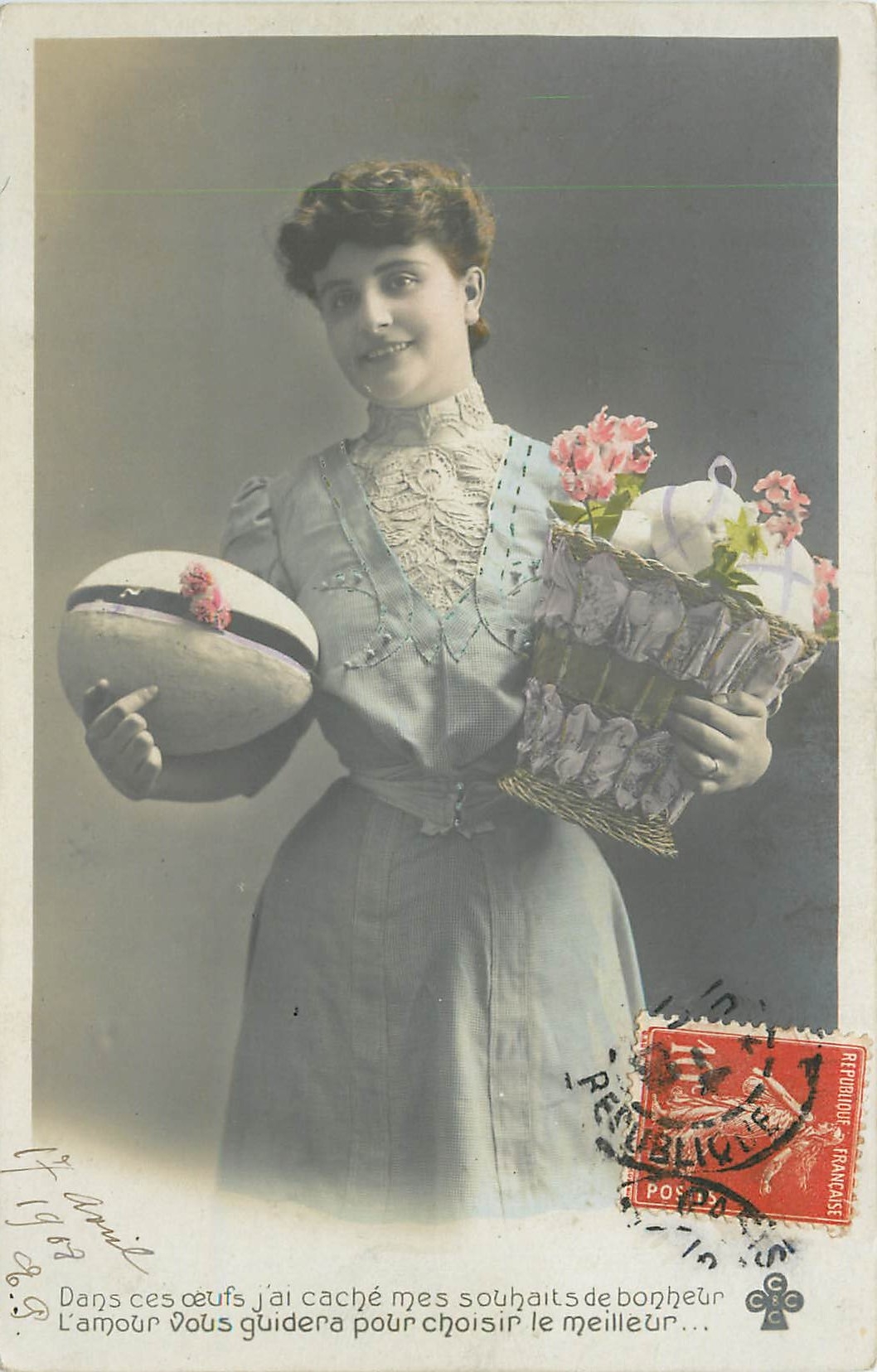 Femme tenant un panier de fleurs et un œuf — éditeur inconnu, série 125