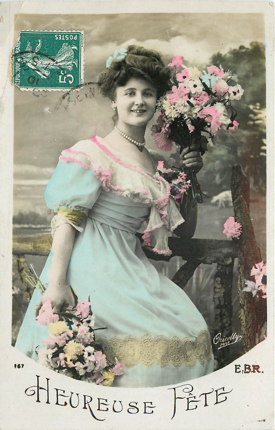 Femme en robe bleue tenant des fleurs — Heureuse Fête — E.B.R. Crichelley, n°167