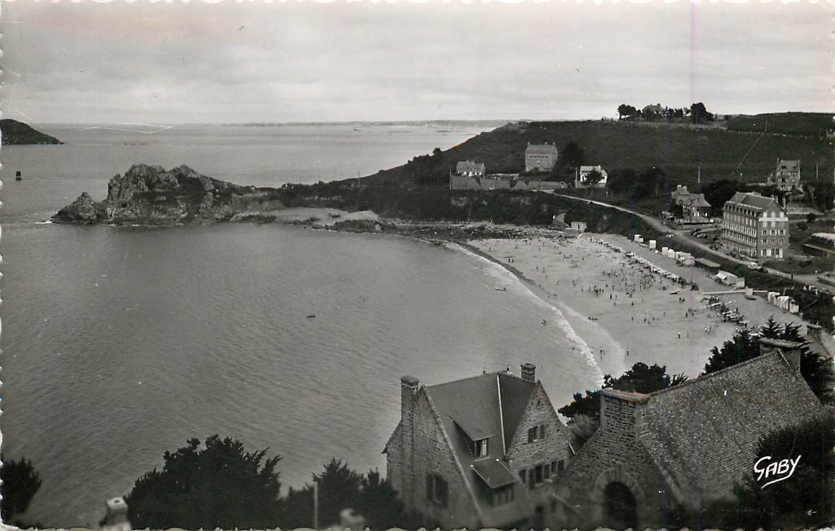 Plage de Tréstrignel et Pointe du Château — vue panoramique — Éditions Gaby