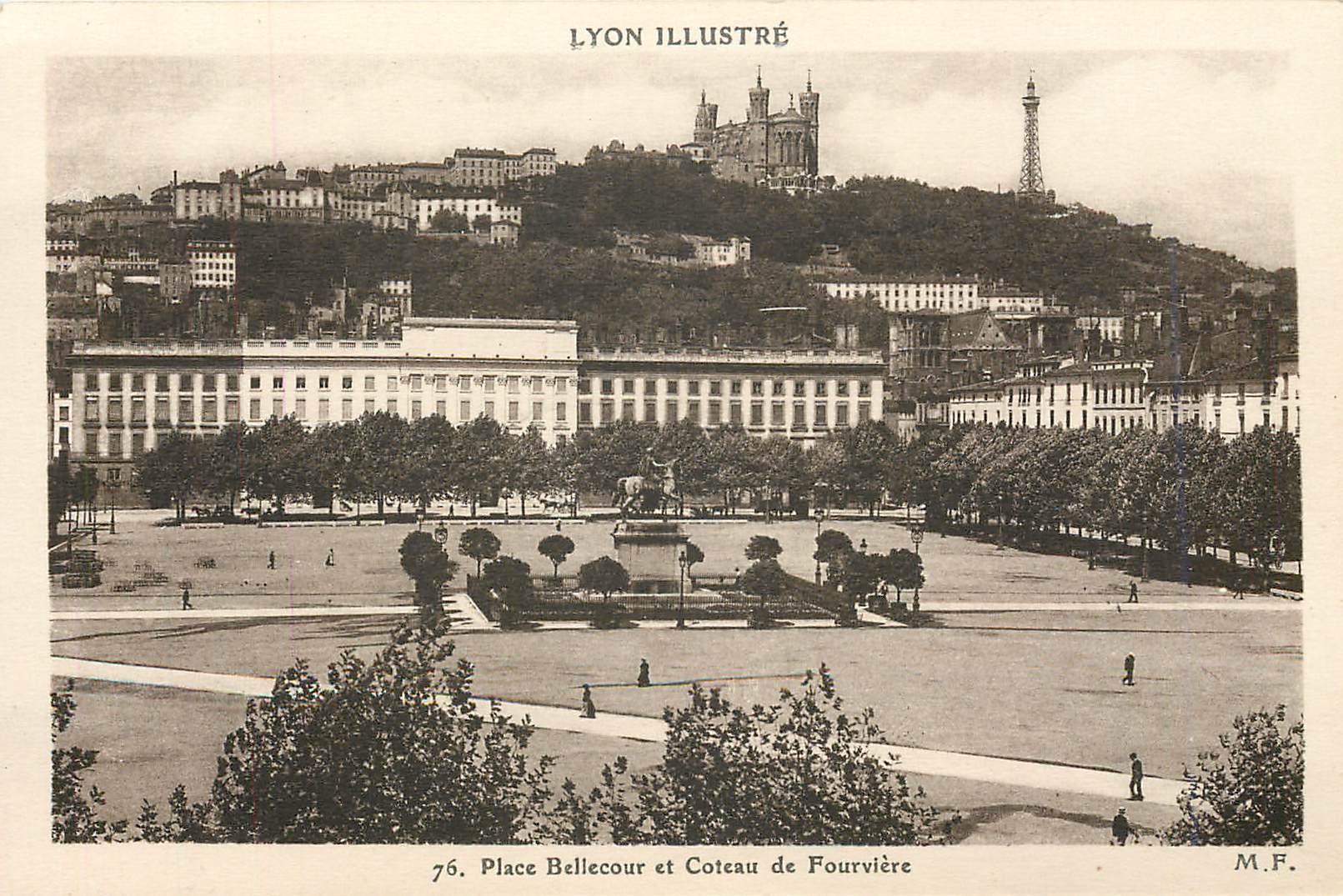 CPA Lyon Place Bellecour et Coteau de Fourviere 