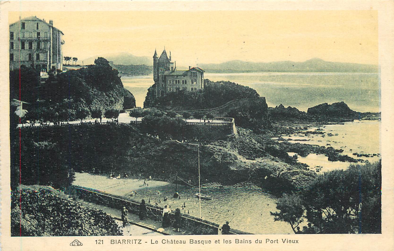 CPA Biarritz Le Chateau Basque et les Bains du Port Vieux 