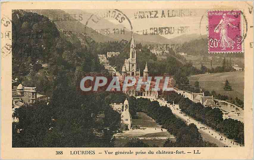 CPA Lourdes Vue generale prise du chateau fort 