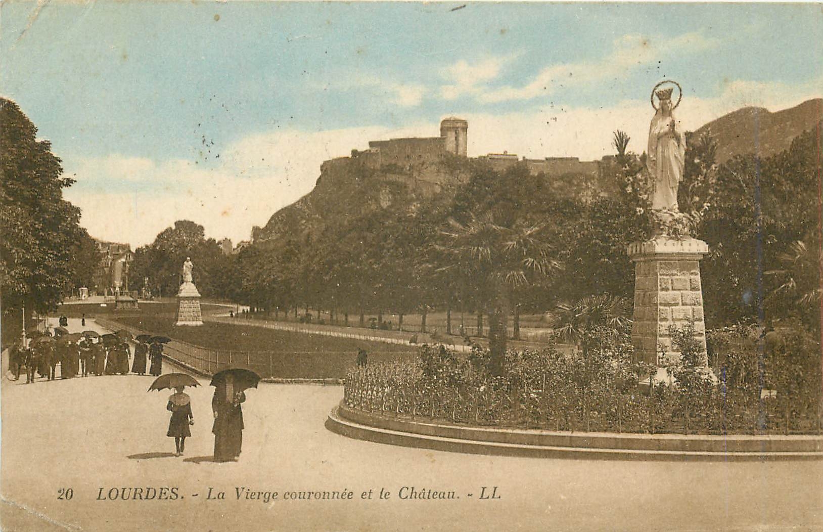CPA Lourdes La Vierge couronnee et le Chateau 