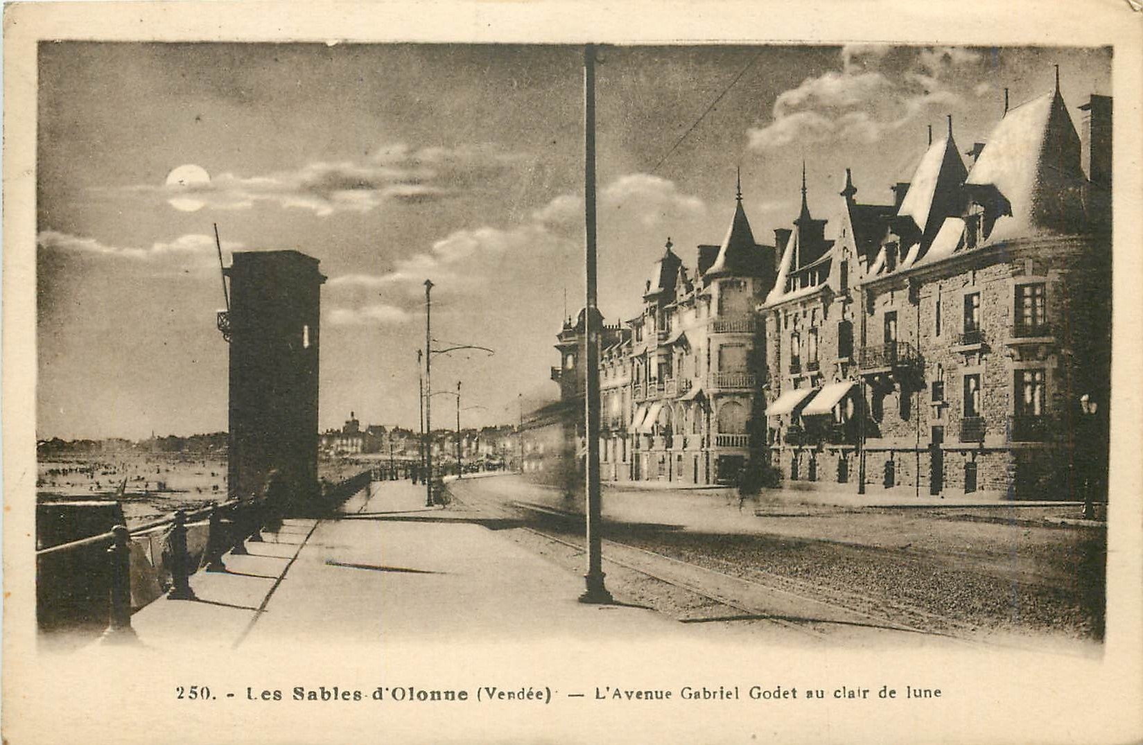 CPA Les Sables d'Olonne Vendee L'Avenue Gabriel Godet au clair de lune 