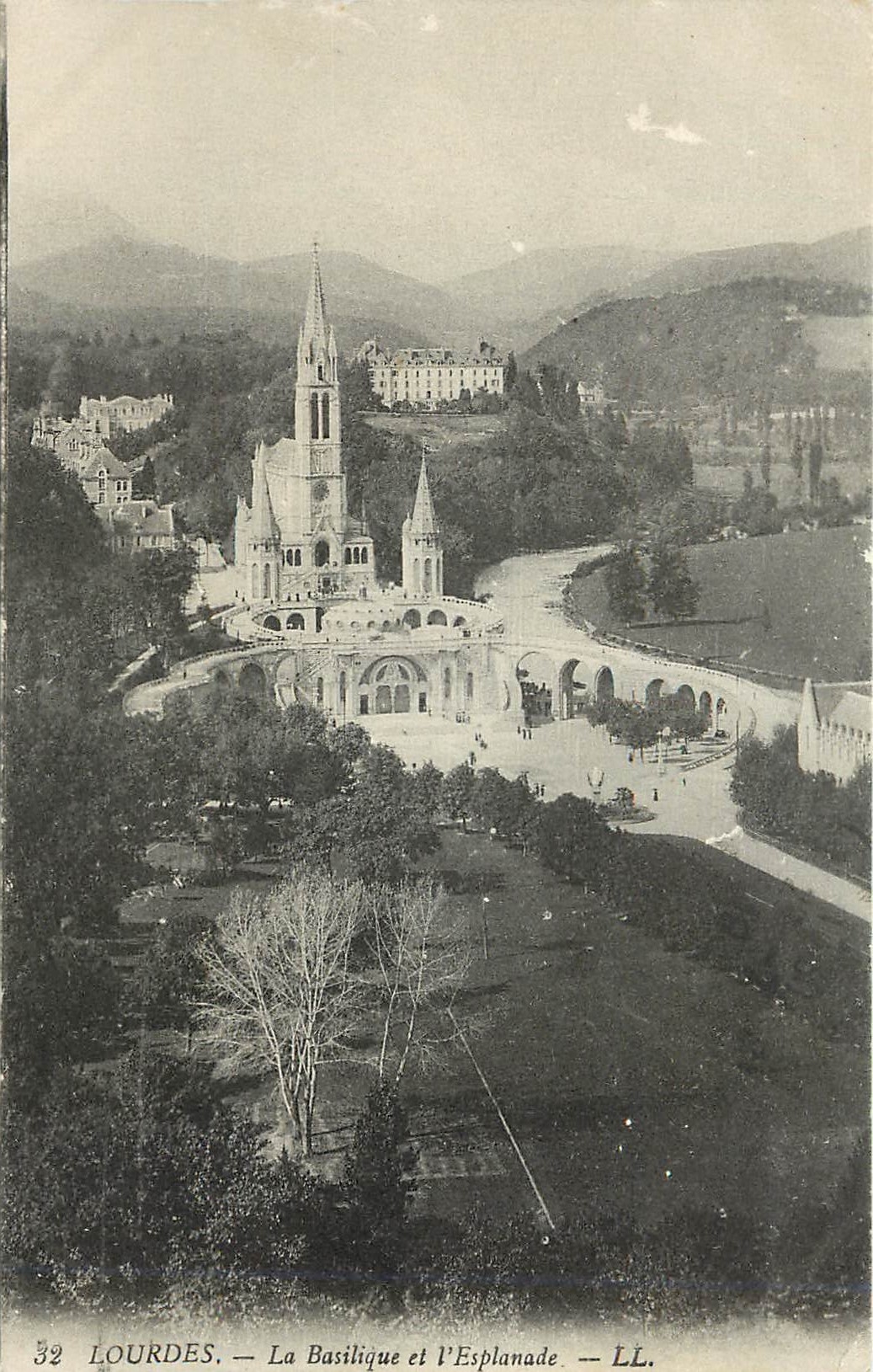 CPA Lourdes La Basilique et l'Esplanade 