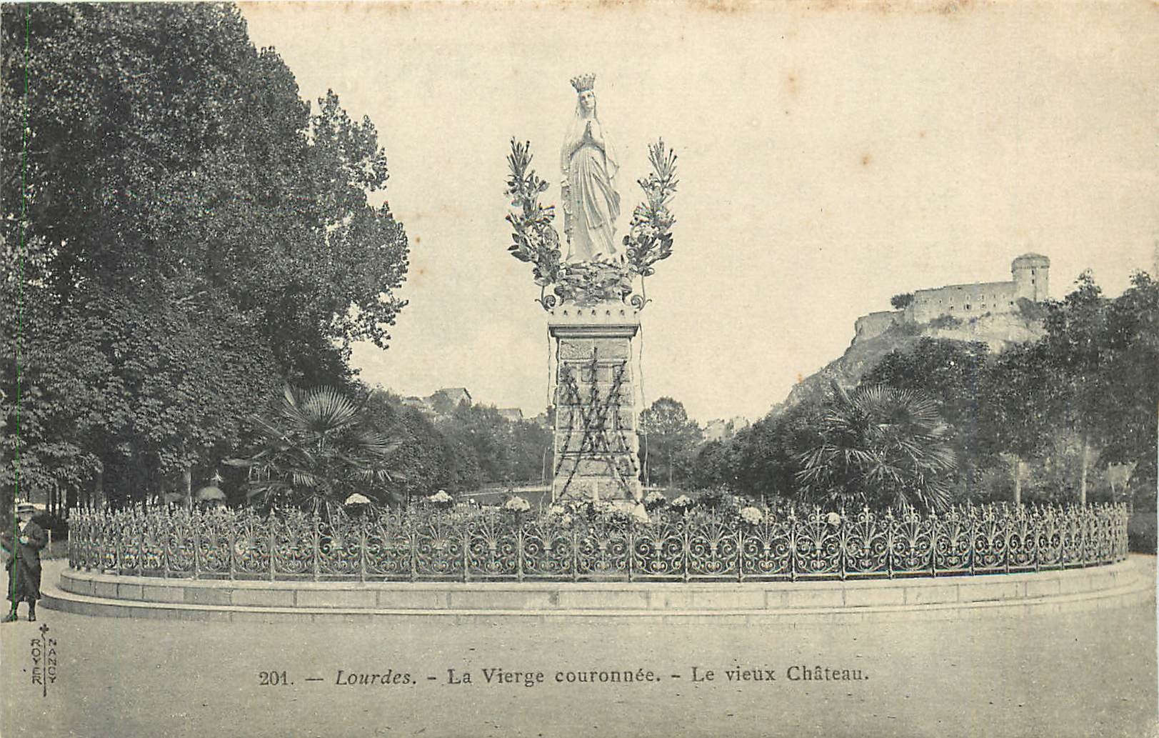 CPA Lourdes La Vierge couronnee Le Vieux Chateau 