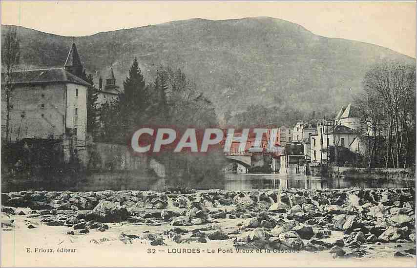 CPA Lourdes Le Pont Vieux et la Cascade 