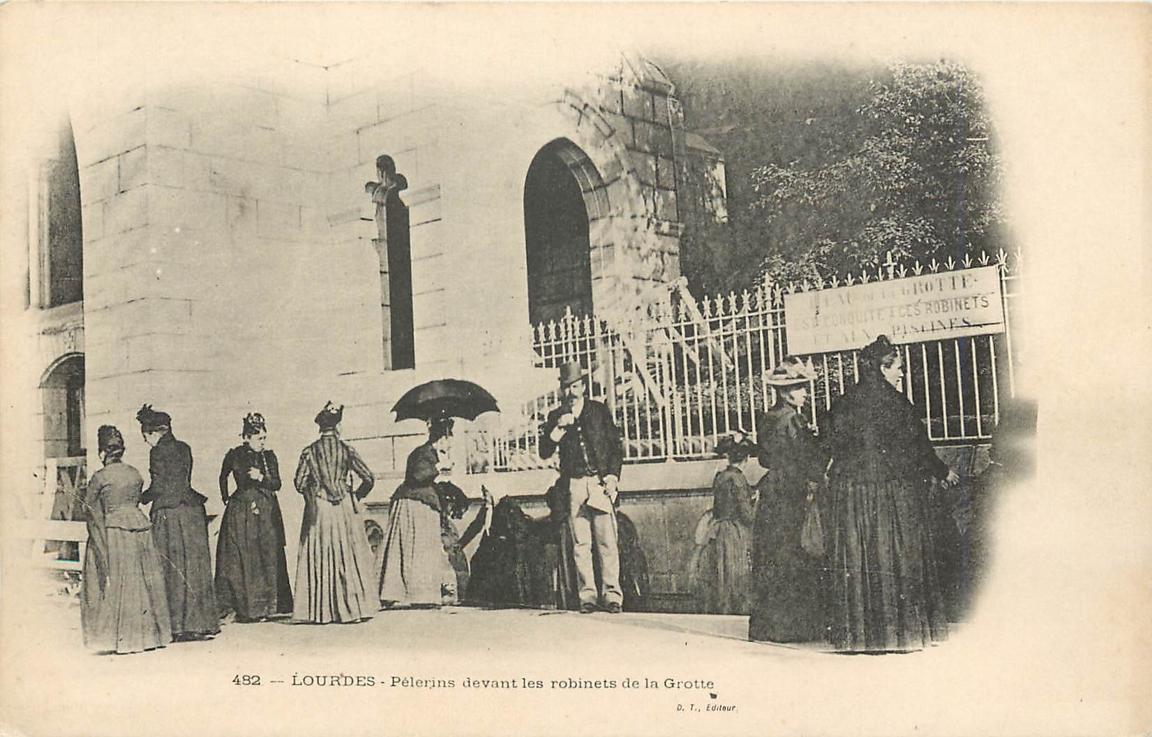 CPA Lourdes Pelerins devant les robinets de la Grotte 