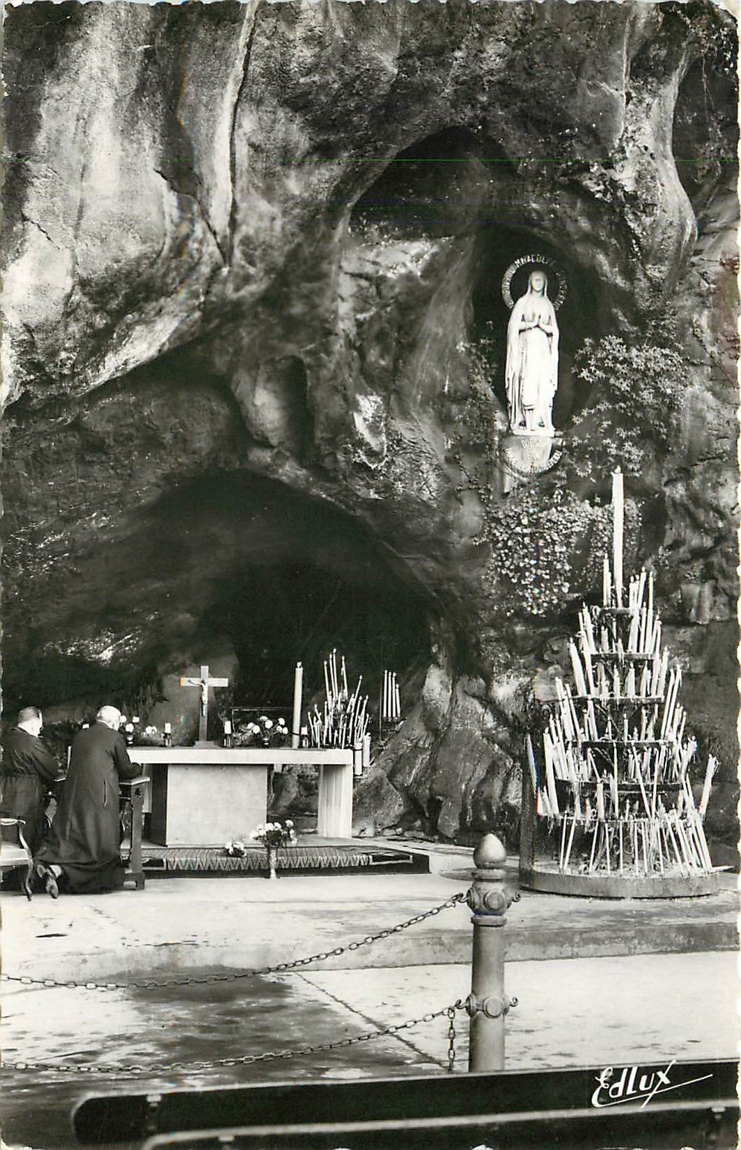 CPM Lourdes La Grotte Miraculeuse dont le Nouvel Autel a ete Consacre 