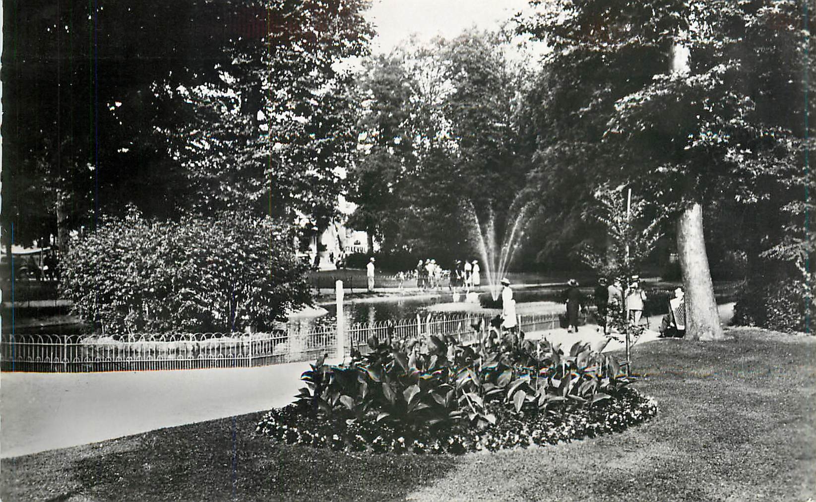 CPM Vichy Allier Jardins des Bords de l'Allier 