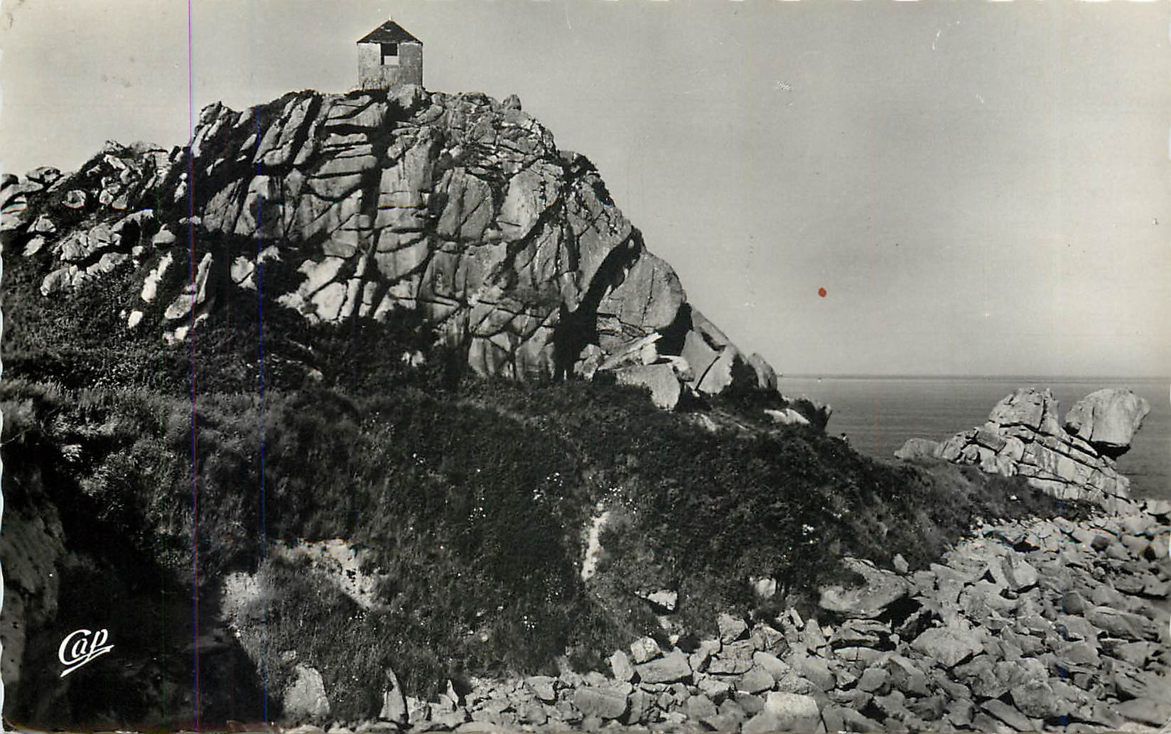 CPM Roscoff La Roche Rouge et Tour de Guet 