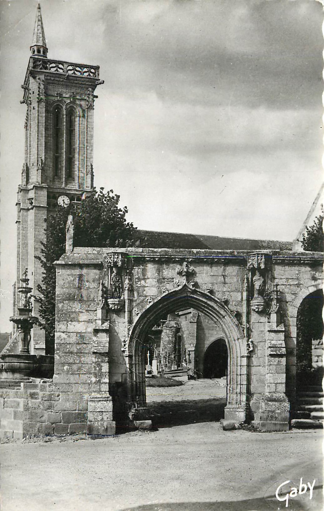 CPM Saint Jean du Doigt Nord Finistere L'Arc de Triomphe et le Clocher de l'Eglise 