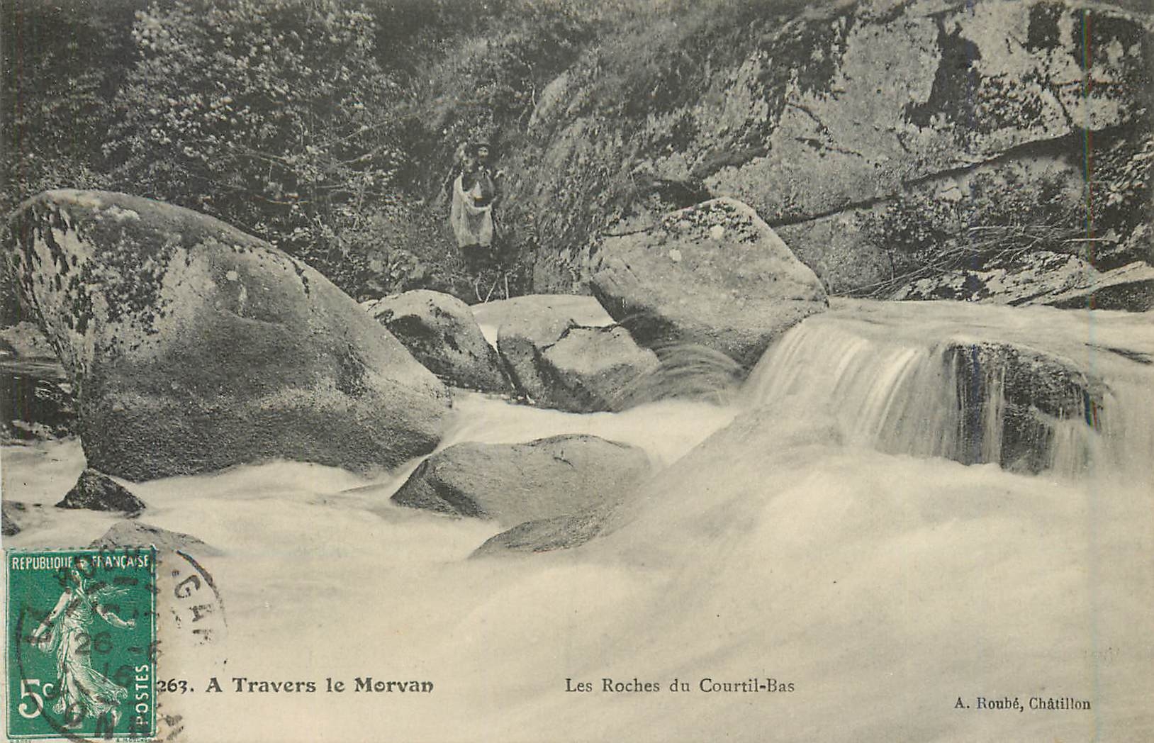 CPA A Travers le Morvan Les Roches du Courtil Bas 