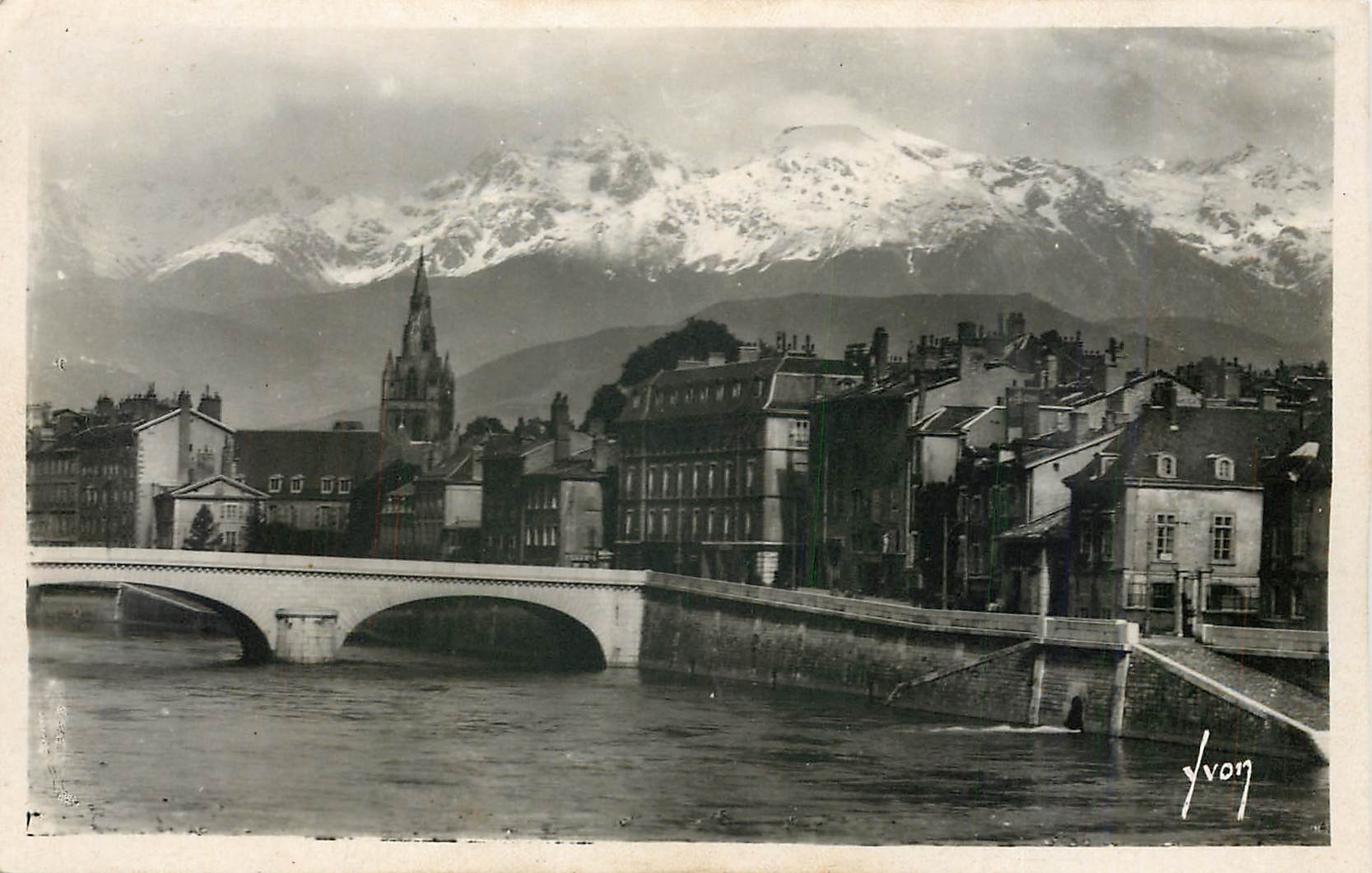 CPM Grenoble Isere Les Bords de l'Isere et les Alpes neigeuses 