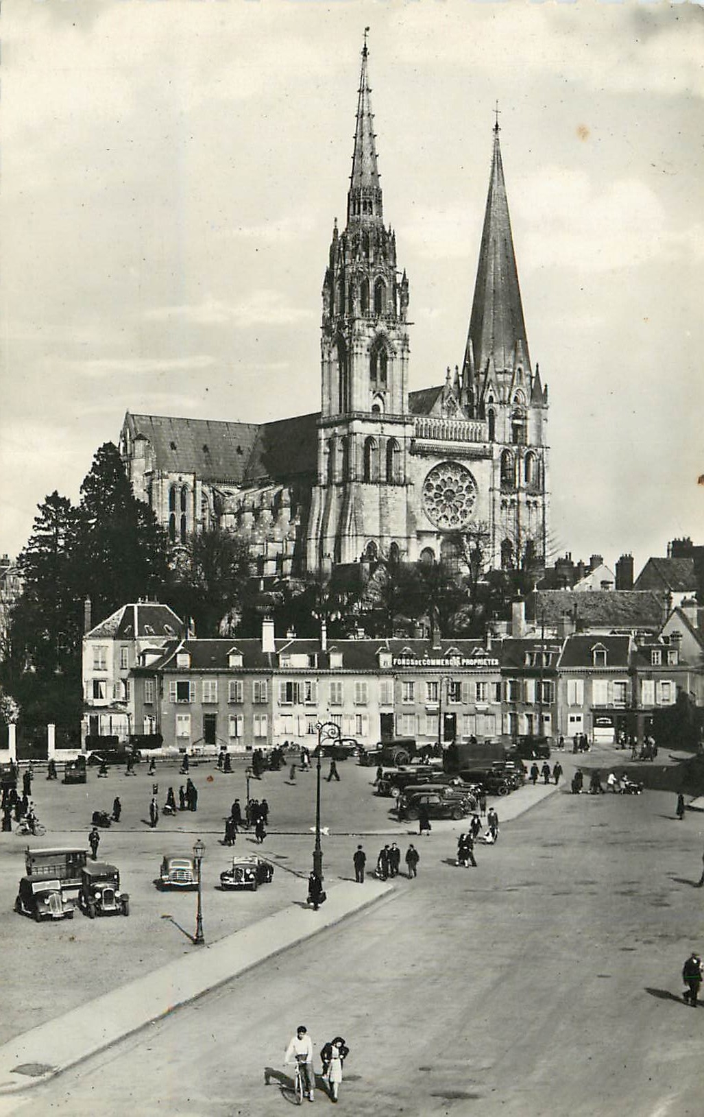 CPM Chartres Eure et Loire Place du Chatelet et la Cathedrale 