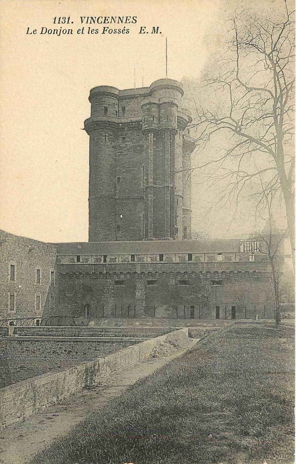 CPA Vincennes Le Donjon et les Fosses 
