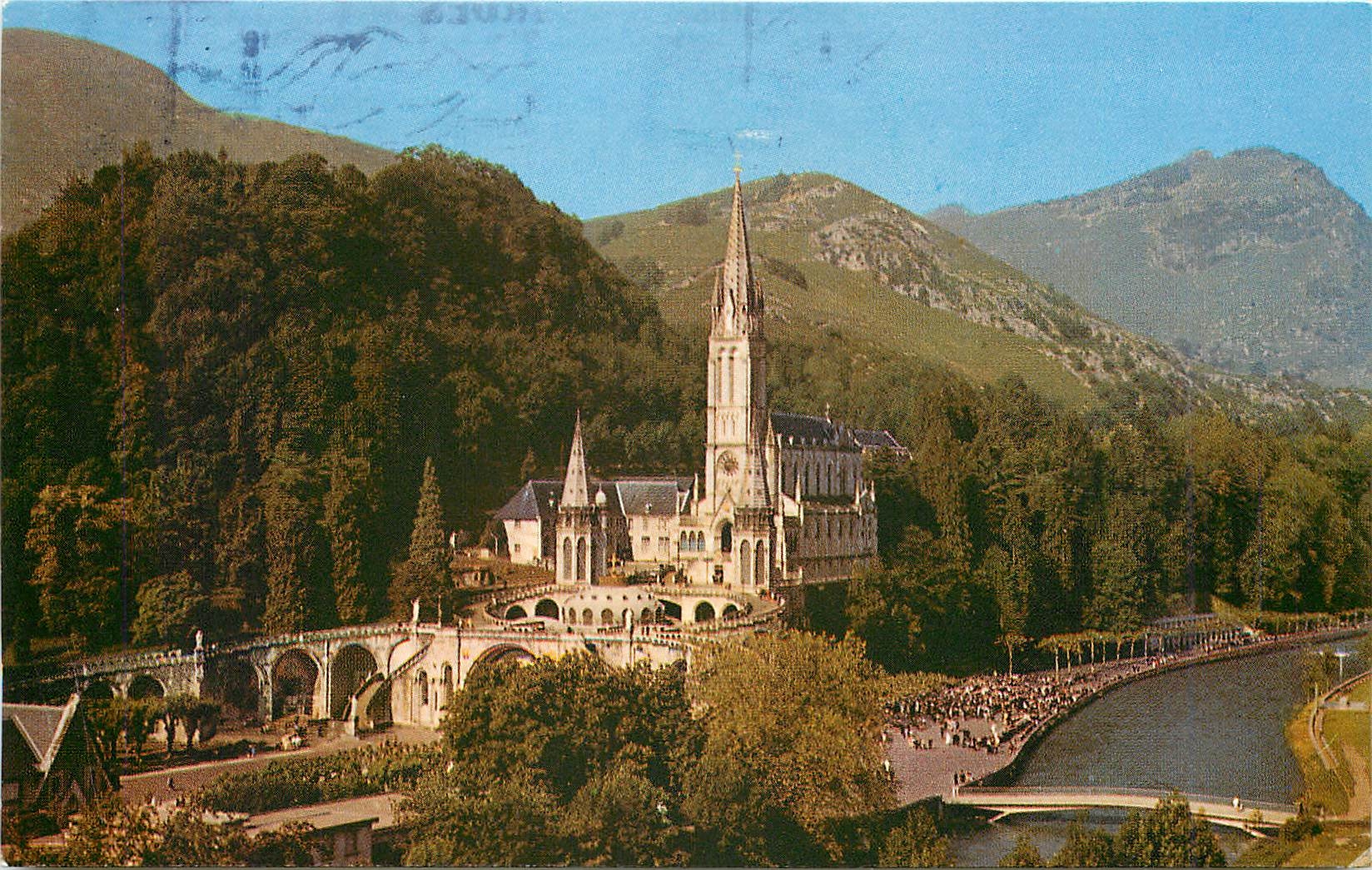 CPA Lourdes Hautes Pyrenees La Basilique et les Ponts 