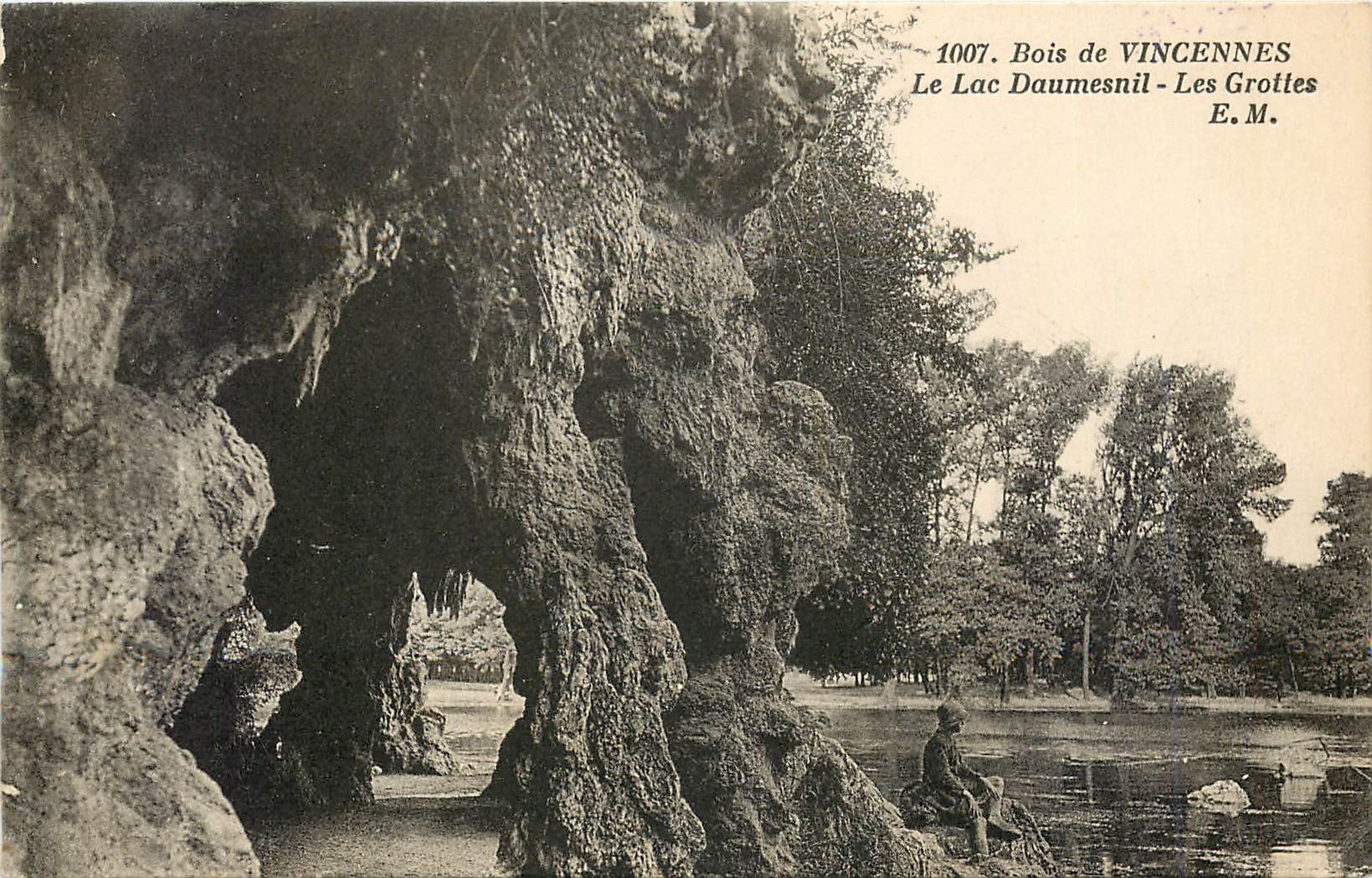CPA Bois de Vincennes Le Lac Daumesnil Les Grottes 