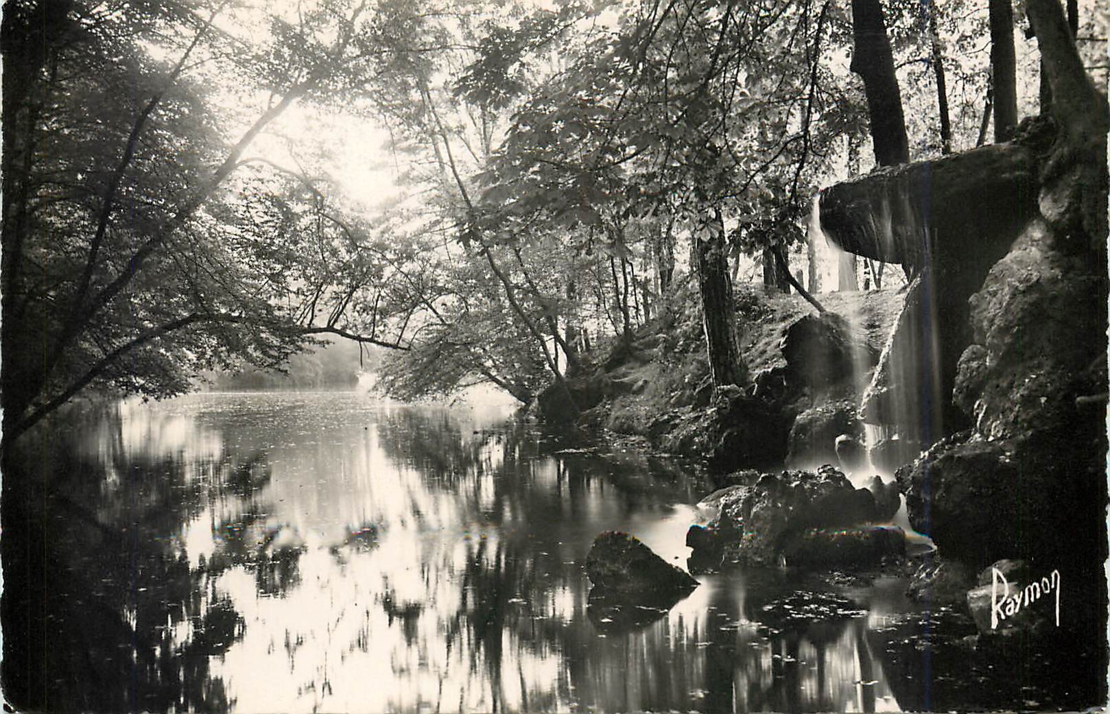 CPM En flanant au Bois de Vincennes La Cascade du lac 