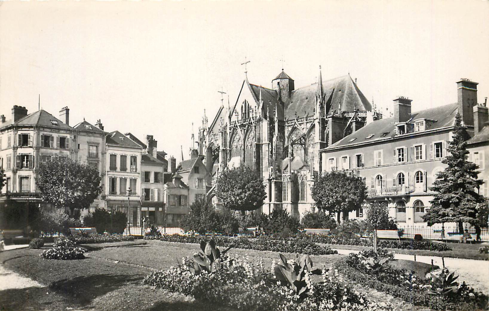 Troyes — Église Saint-Urbain et Jardin de la Préfecture — Éditions O.P. Paris
