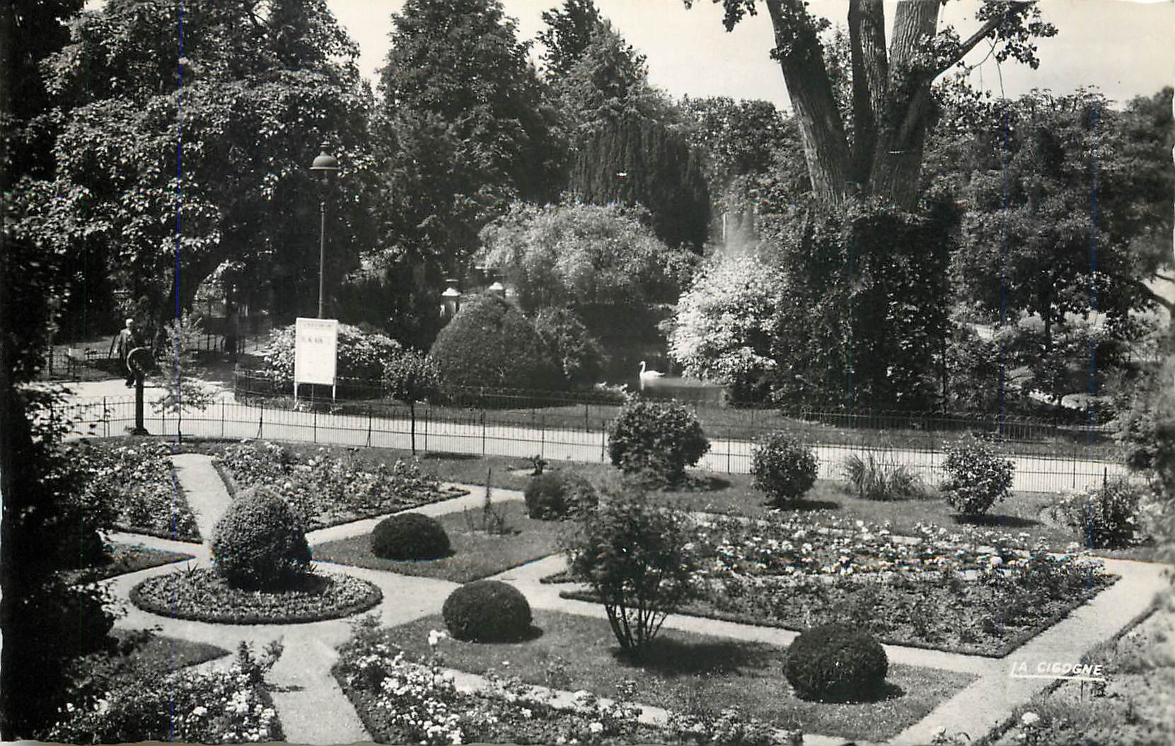 CPM Vichy Allier Reine des Villes d'Eaux Le Parc des Cygnes 
