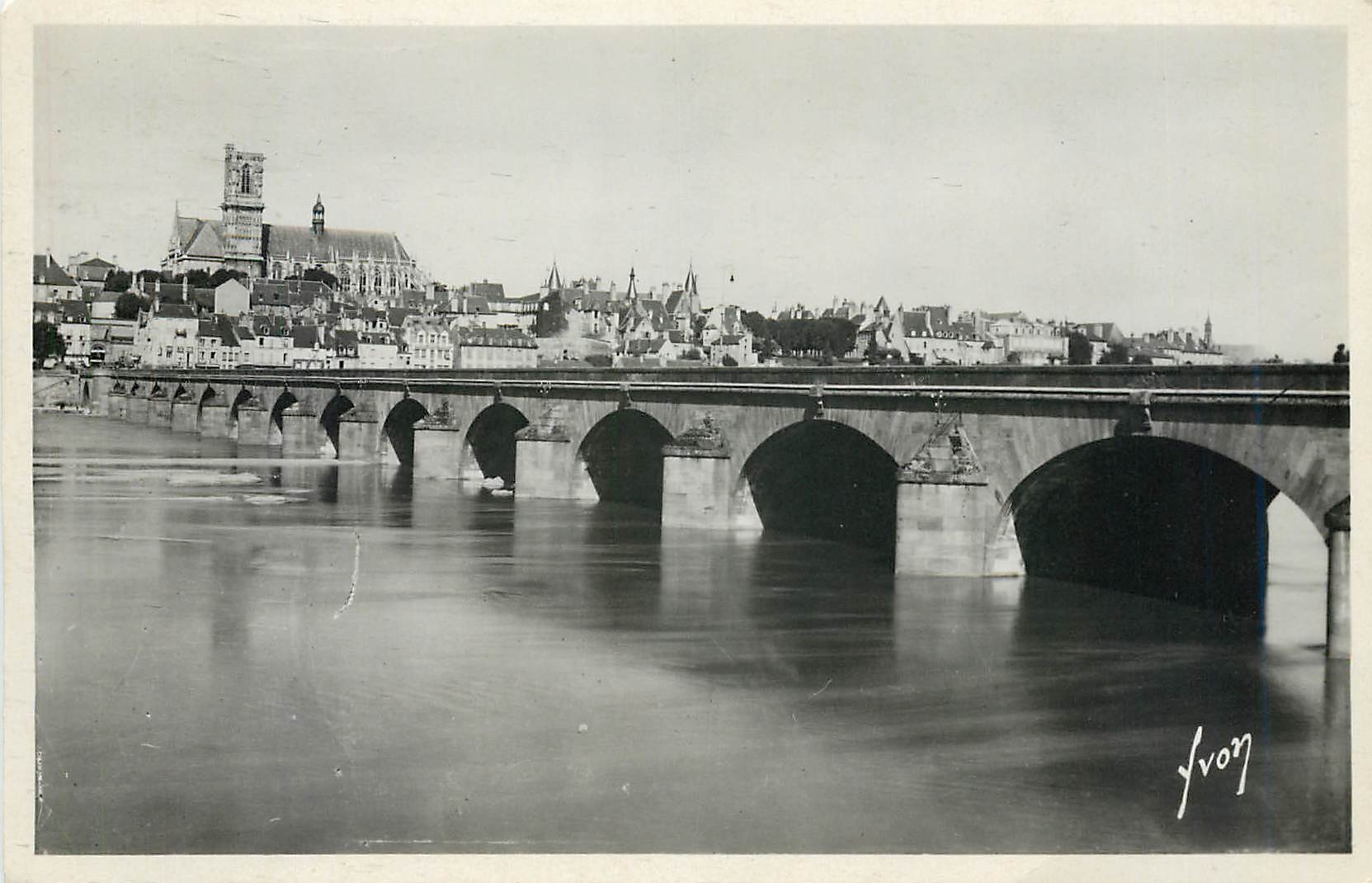 CPM Nevers Nievre Le pont sur la Loire et la Cathedrale 