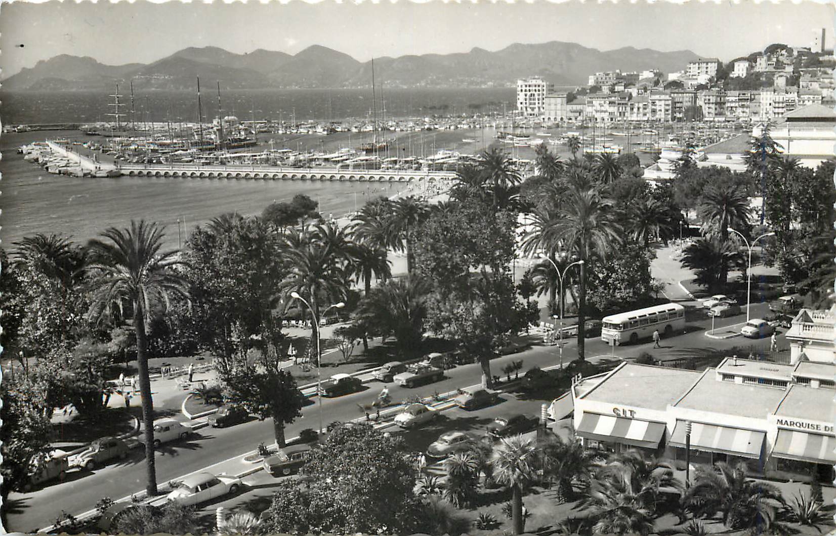 CPM La Cote d'Azur Cannes La double chaussee du Boulevard de la Croisette et les Jardins du Casino 