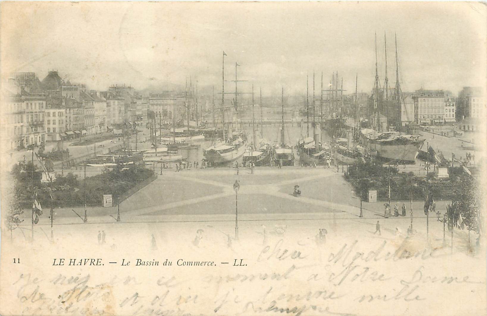 CPA Le Havre Le Bassin du Commerce Bateaux