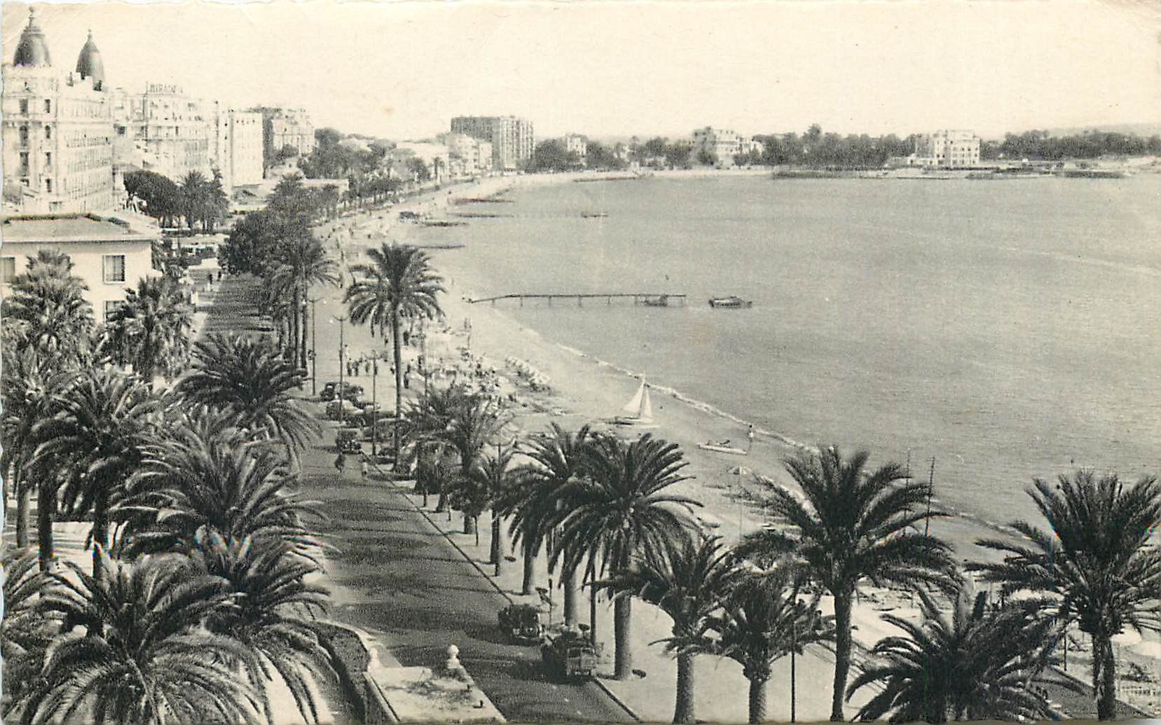 CPM Cannes Les Hotels et la Plage Promenade de la Croisette 