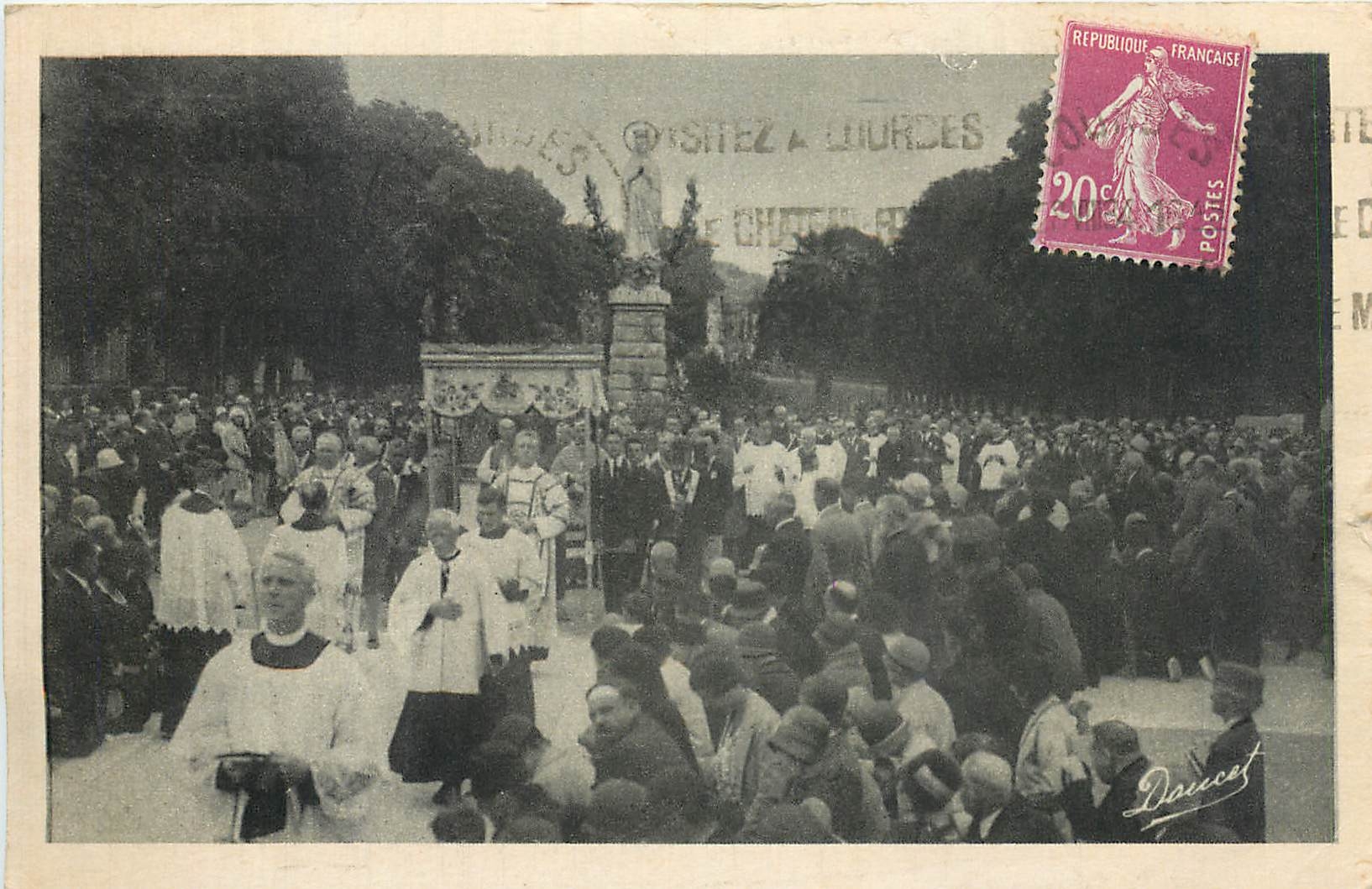 CPA Lourdes Procession du Tres Saint Sacrement sur l'Esplanade 