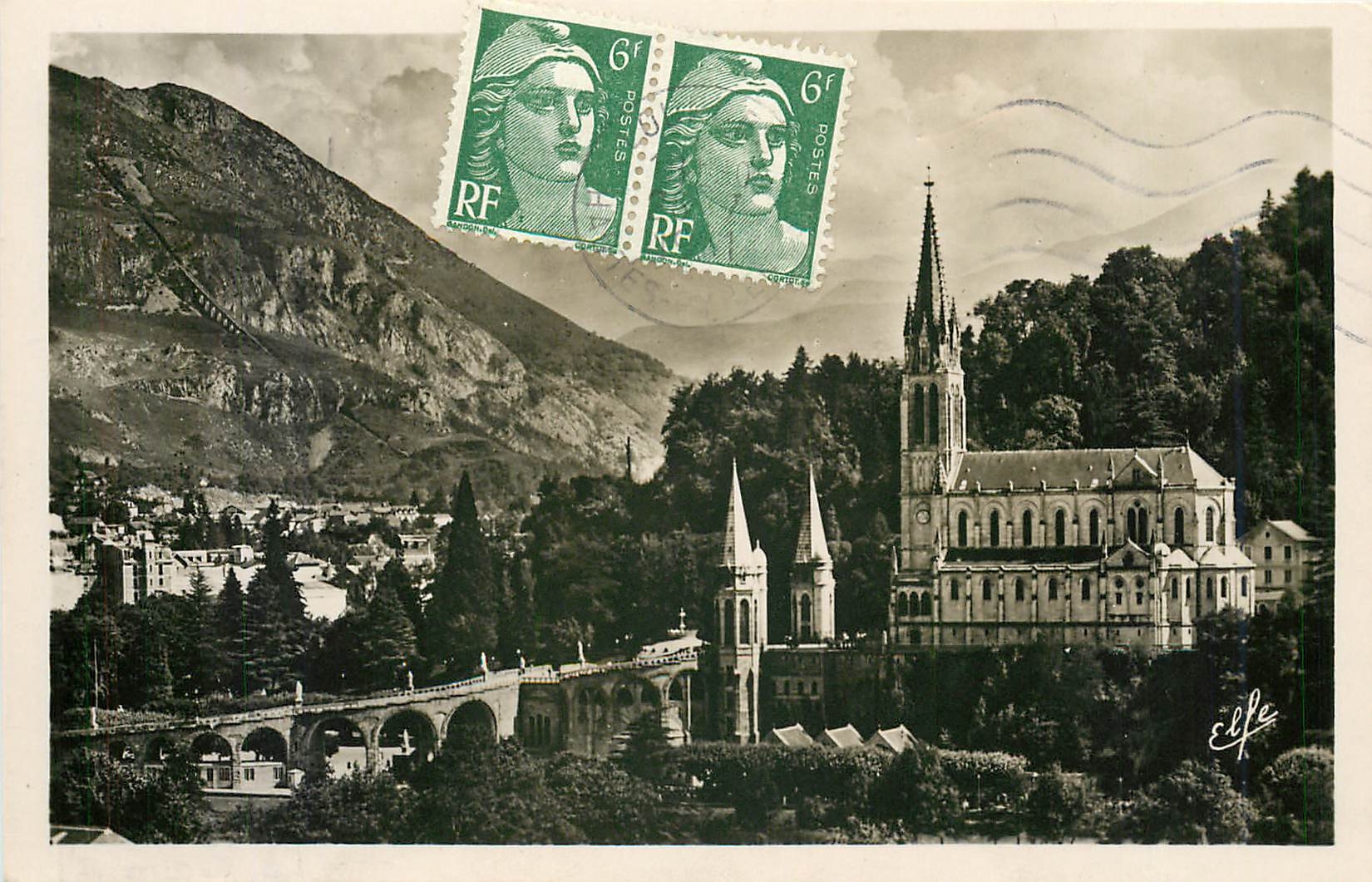 CPA Lourdes La Basilique La Ville et le Pic du Jer 
