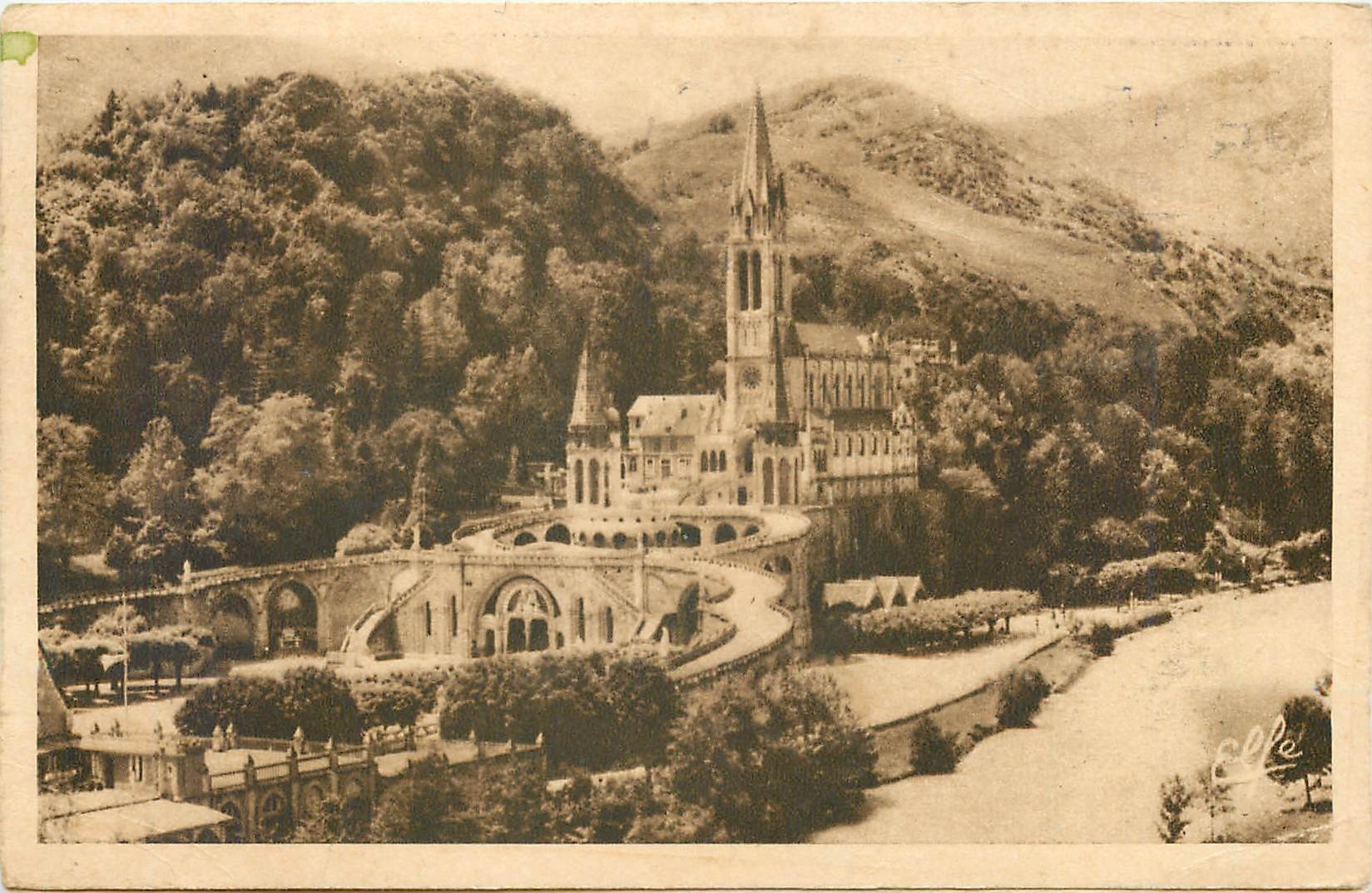 CPA Lourdes Vue sur le Gave et la Basilique 