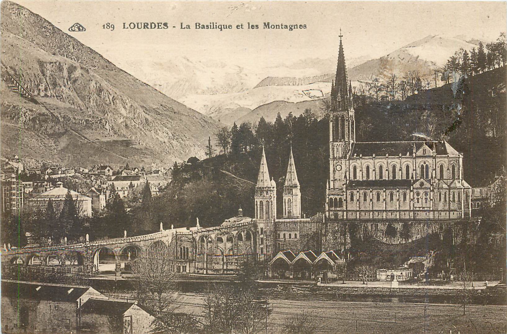 CPA Lourdes La Basilique et les Montagnes 