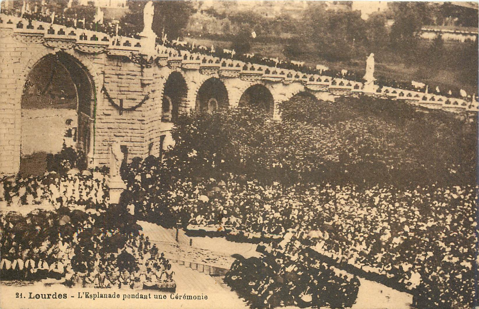 CPA Lourdes L'Esplanade pendant une Ceremonie 