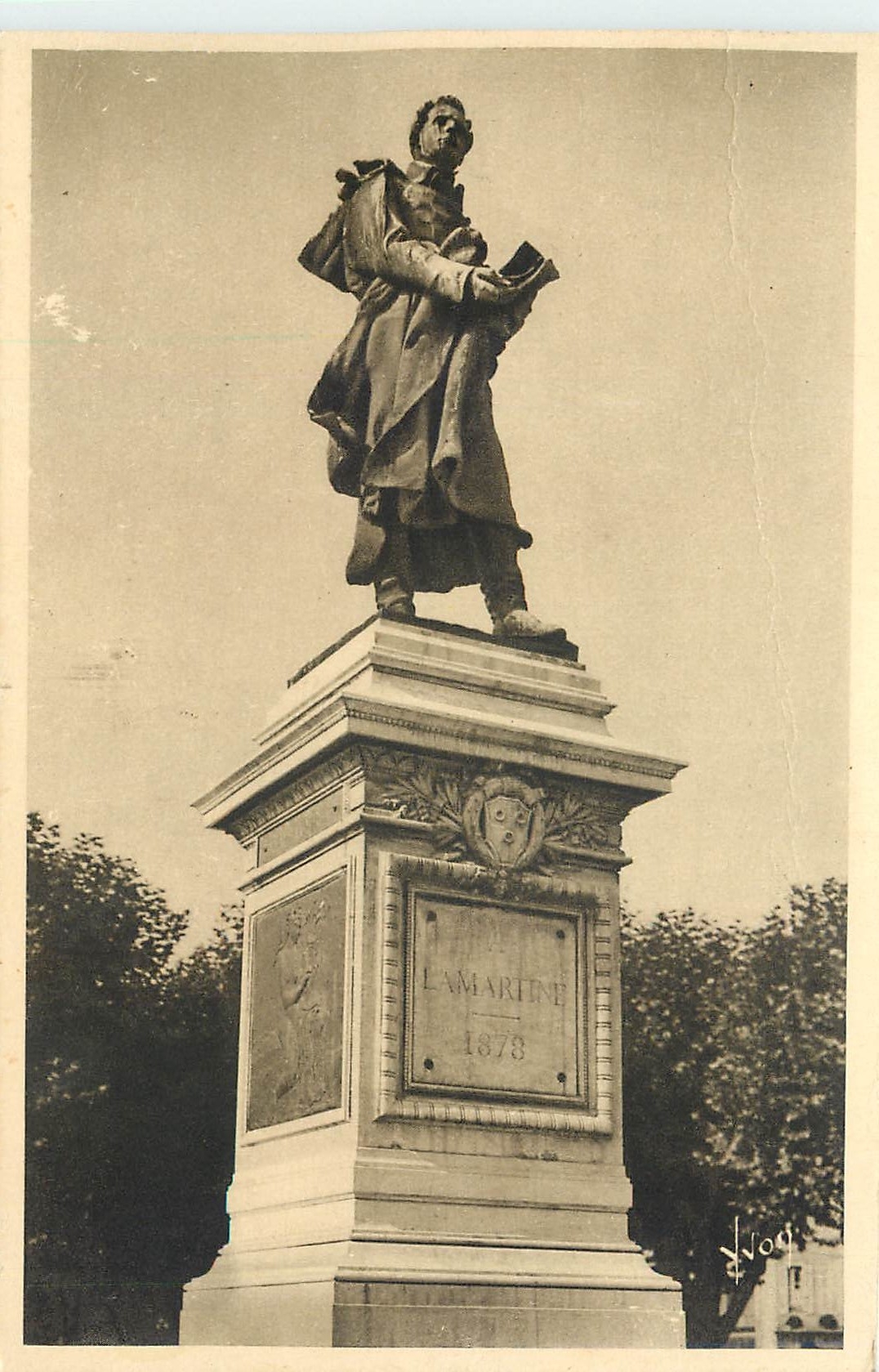 CPA Macon S et L Statue de Lamartine 