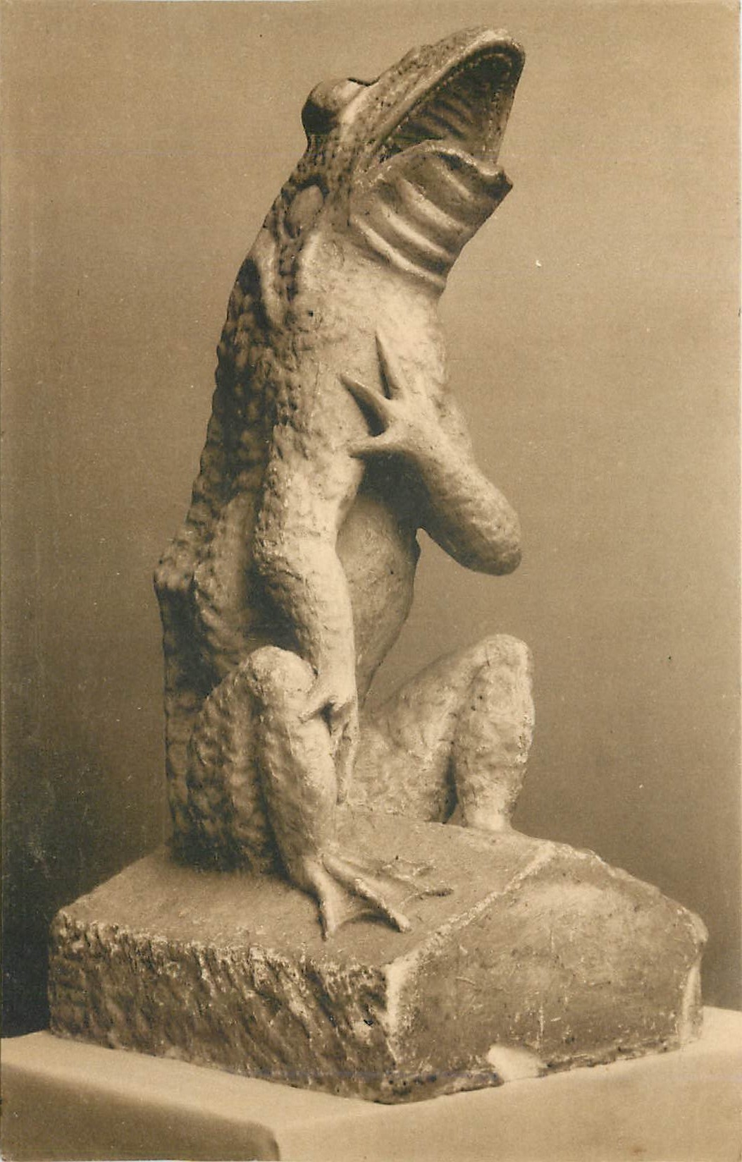 Statue de grenouille — détail sculptural — Carte postale de luxe