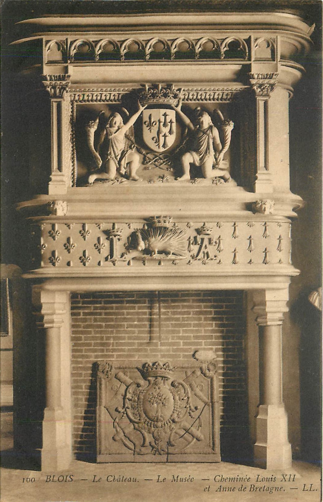 Blois — Le Château — Le Musée — Cheminée Louis XII et Anne de Bretagne — LL.