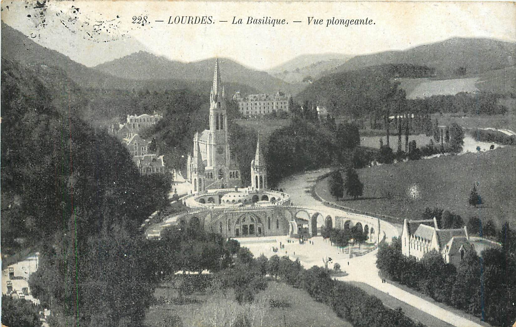 CPA Lourdes La Basilique Vue plongeante 