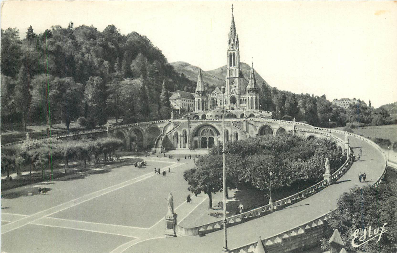 CPA Lourdes La Basilique et l'Esplanade 